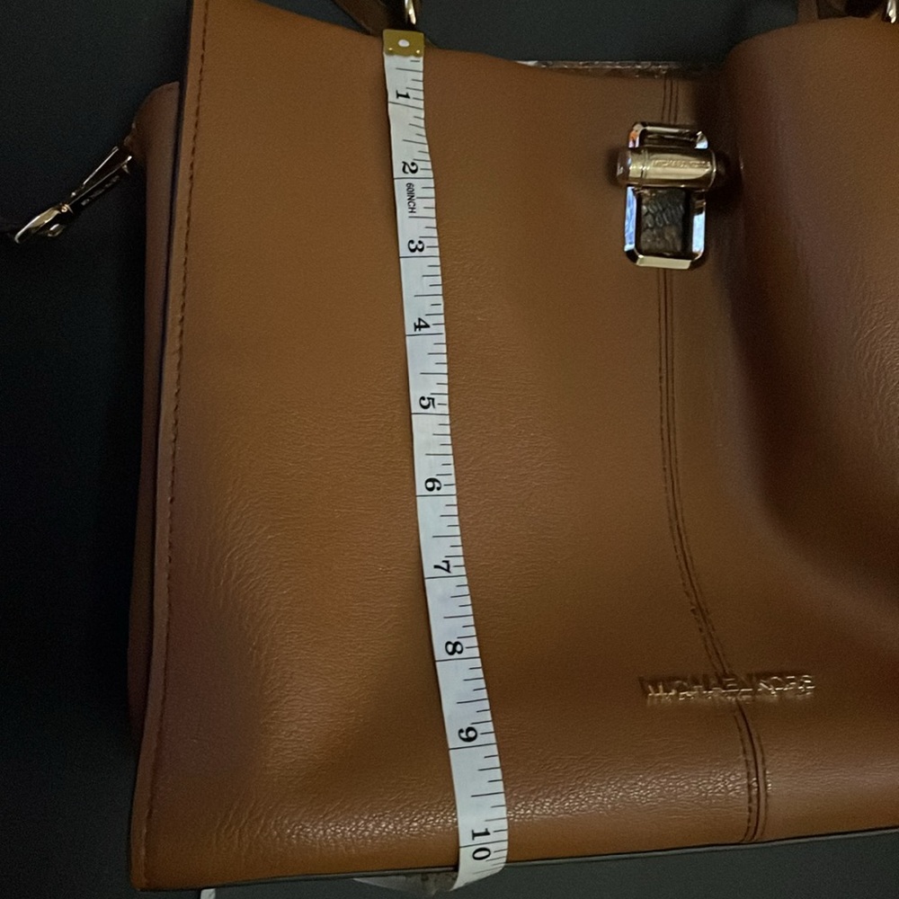 Micheal kors handbag/ crossbody - Picture 14 of 16